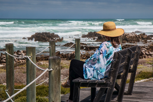 woman-sitting-1232880_1920